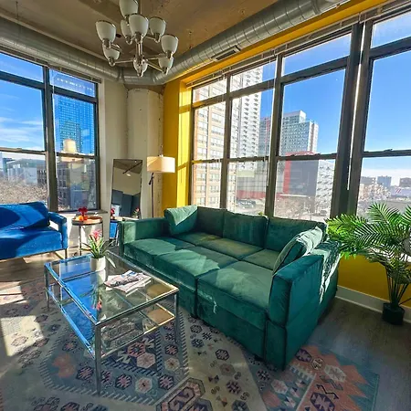 Mccormick Place Luxury Corner Apartment With Optional Parking For 6 Guests